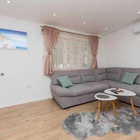 Apartment Strawberry Макарска Экстерьер фото