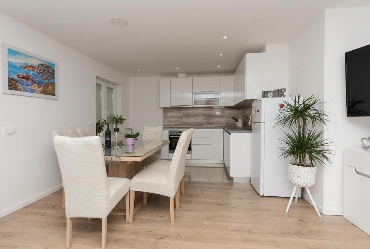Apartment Strawberry Макарска Экстерьер фото