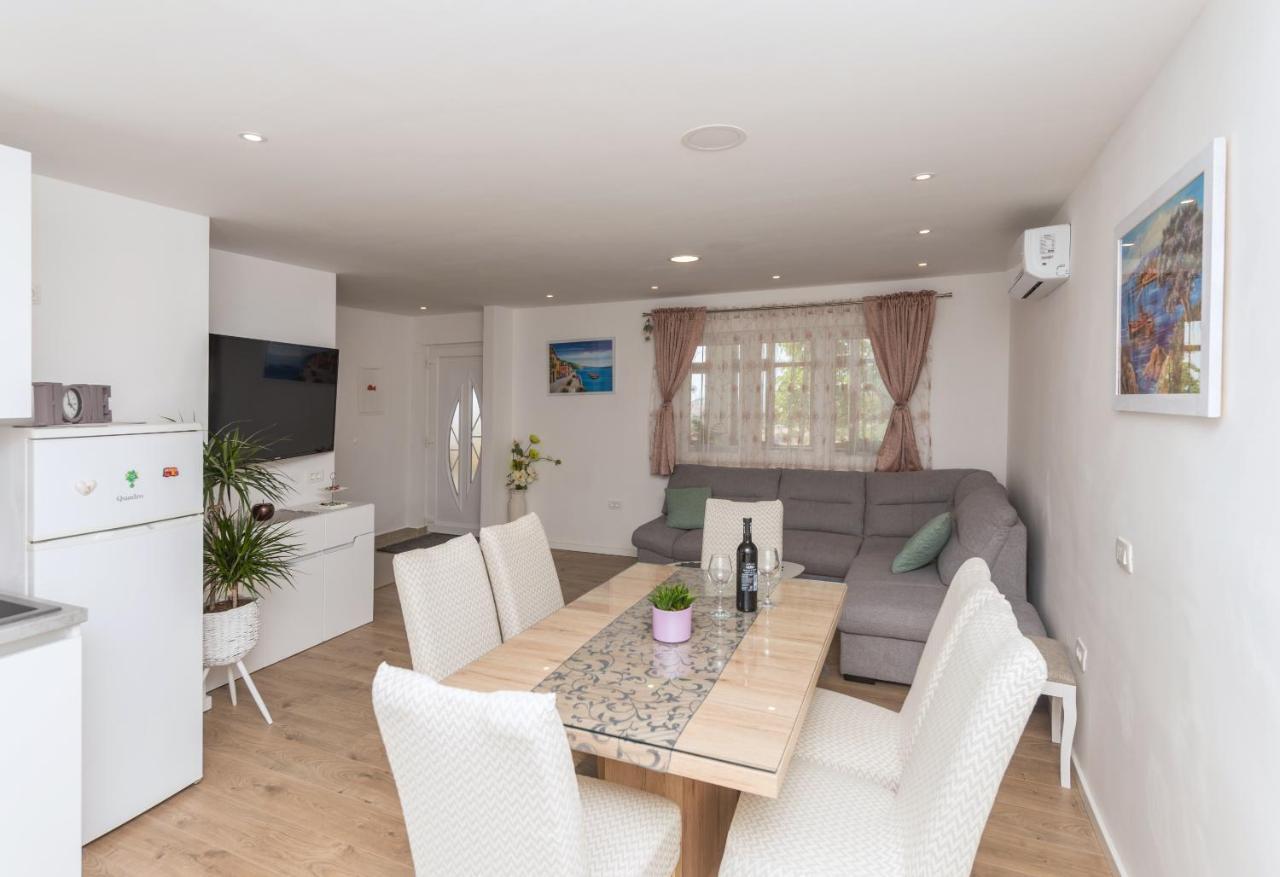 Apartment Strawberry Макарска Экстерьер фото